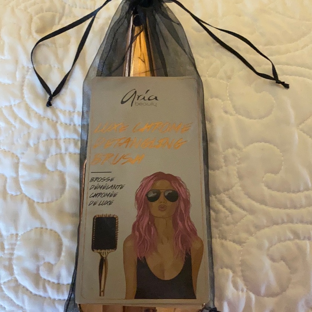 Deluxe detangling brush with mesh bag